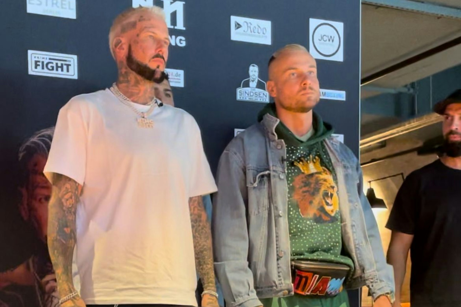 Zunächst stehen Eric und Jörg noch ruhig nebeneinander.