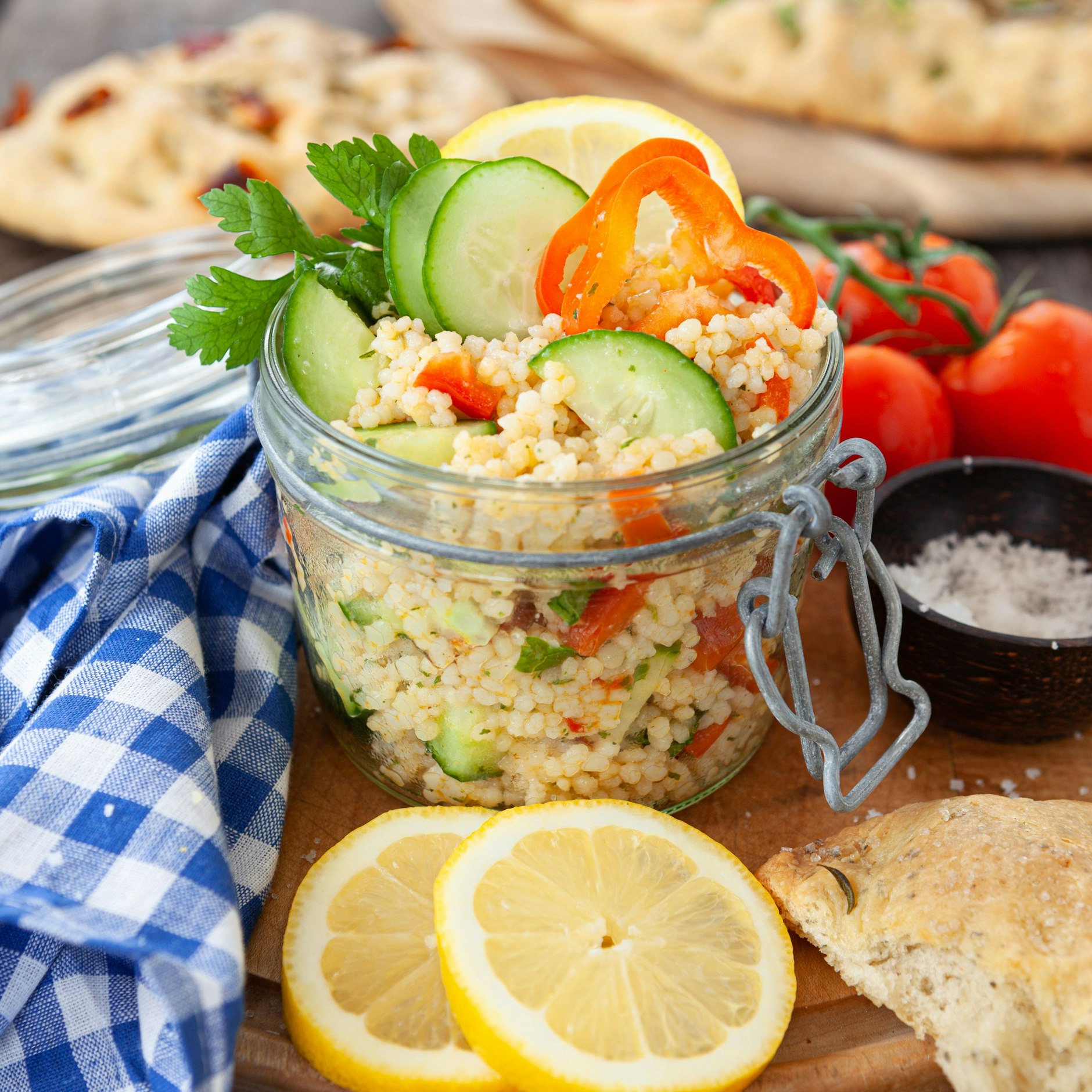 Auch zum Vorbereiten und Mitnehmen ist das Rezept für Couscous-Salat mit Tomaten und Feta perfekt.