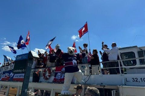 Auch Eisbären-Maskottchen Bully ist bei der Dampferfahrt mit dabei und sorgt an Bord für prächtige Stimmung.