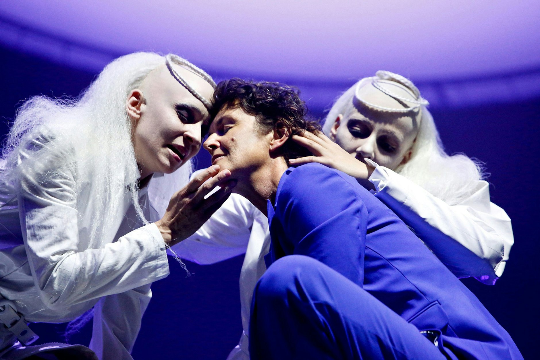 Silvia Weiskopf (Hexe 1), Bettina Engelhardt (Margarete Faust), Beritan Balcı (Hexe 2) in der Uraufführung von „Doktormutter Faust“ von Fatma Aydemir frei nach Goethe