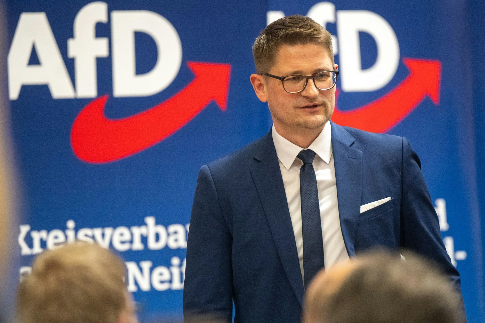 Rene Springer, der neue Landesvorsitzende der AfD Brandenburg, steht auf dem Landesparteitag der AfD Brandenburg in der Wiesenhalle. Seine Partei hat die Kommunalwahlen in Brandenburg gewonnen. 