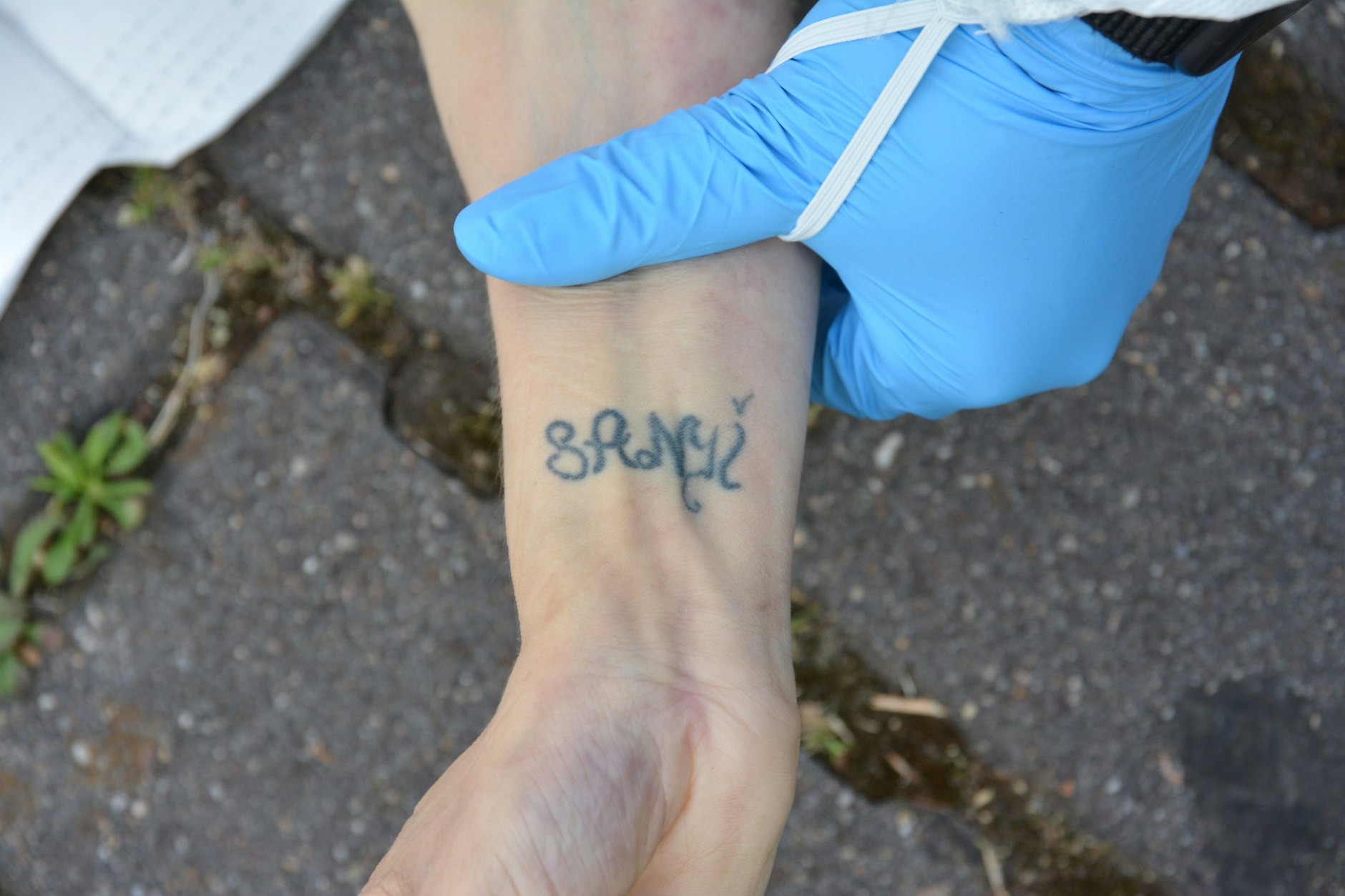 Die Polizei veröffentlichte dieses Foto vom Arm der Verstorbenen mit dem Tattoo zur Identifizierung.