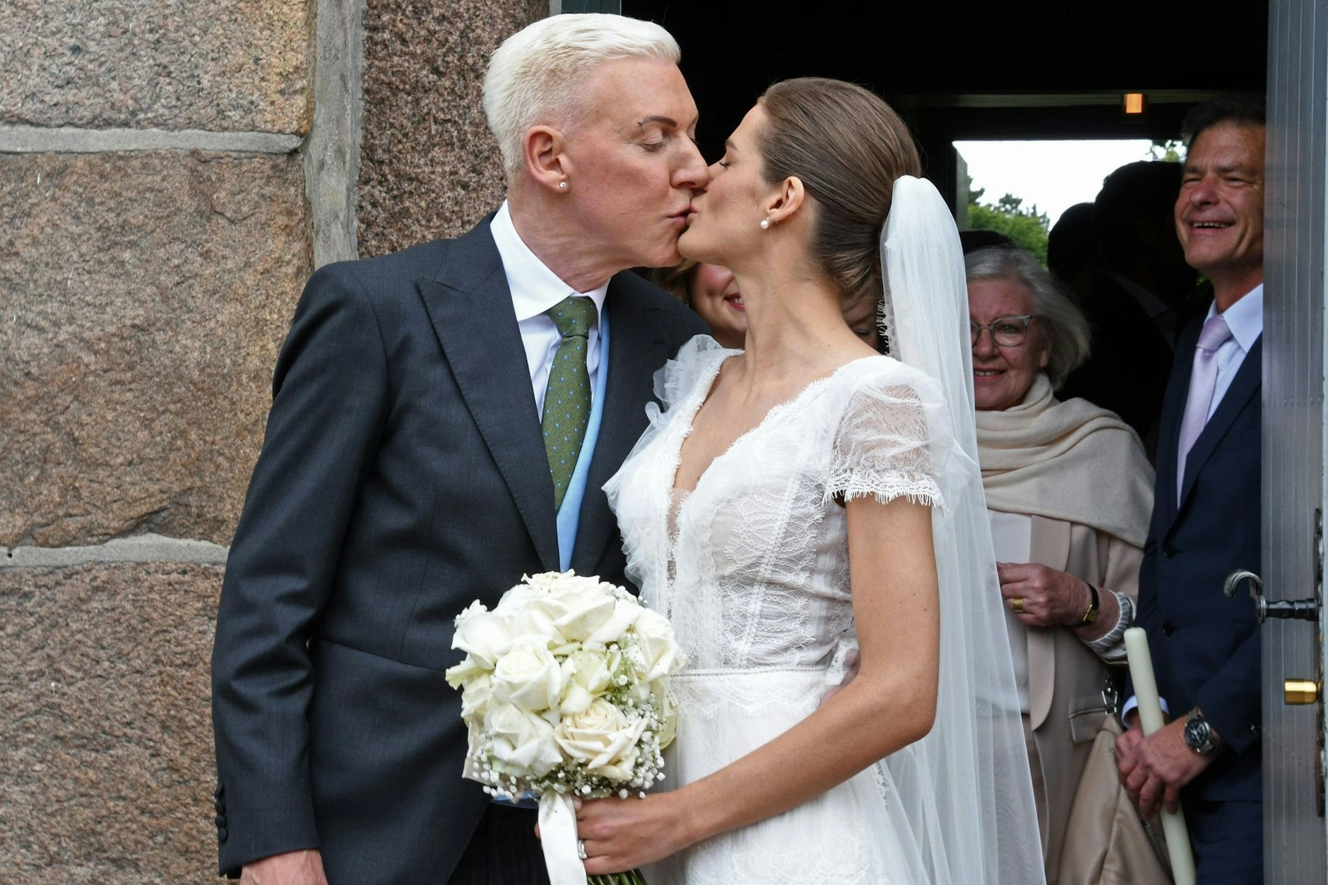 H. P. Baxxter und seine frisch angetraute Ehefrau Sara beim Hochzeitskuss.