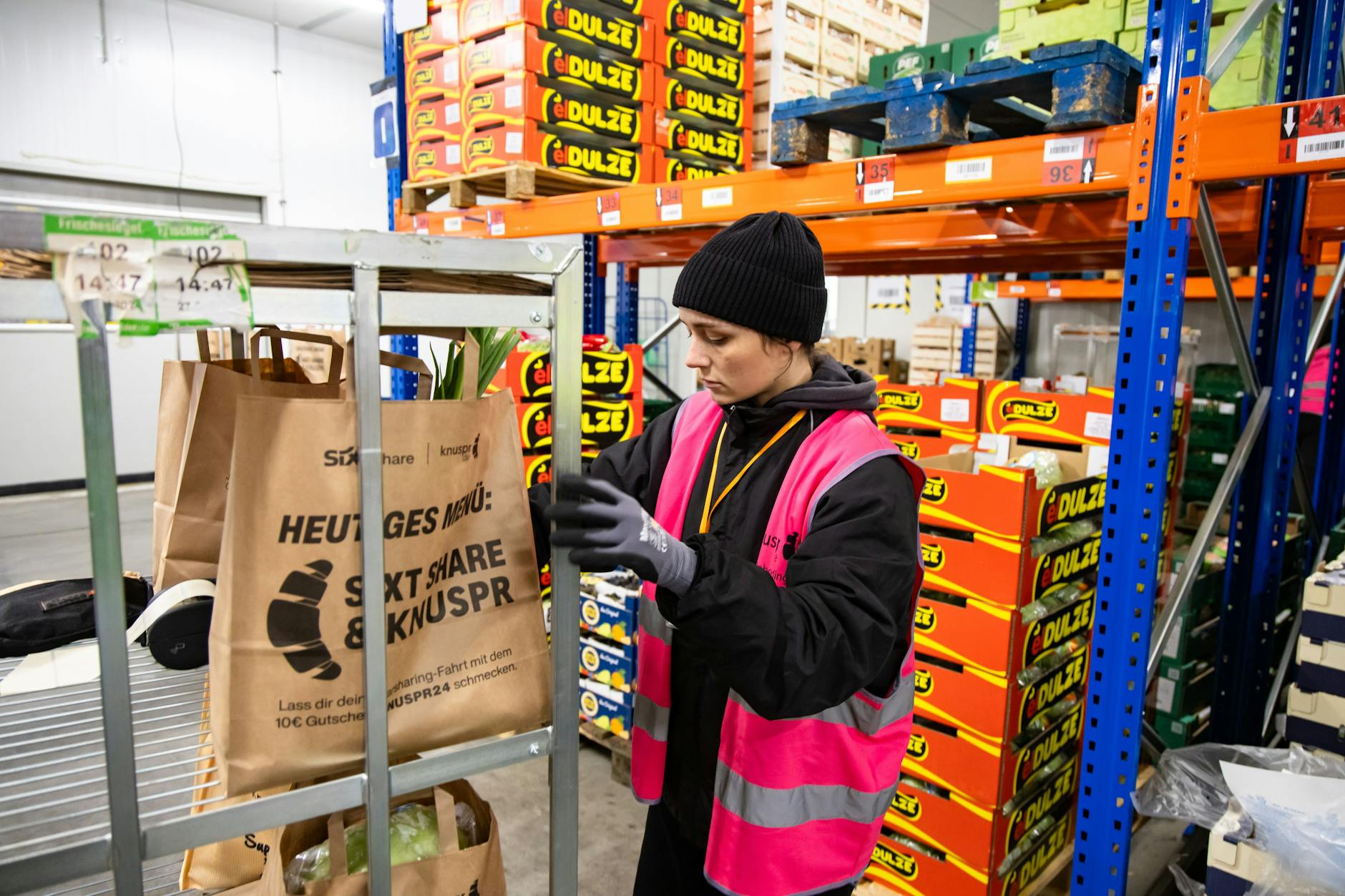 Gelbe Drachenfrucht, frische Karotten und leuchtend rote Erdbeeren: Das Obst- und Gemüselager wirkt wie ein Großhandel.