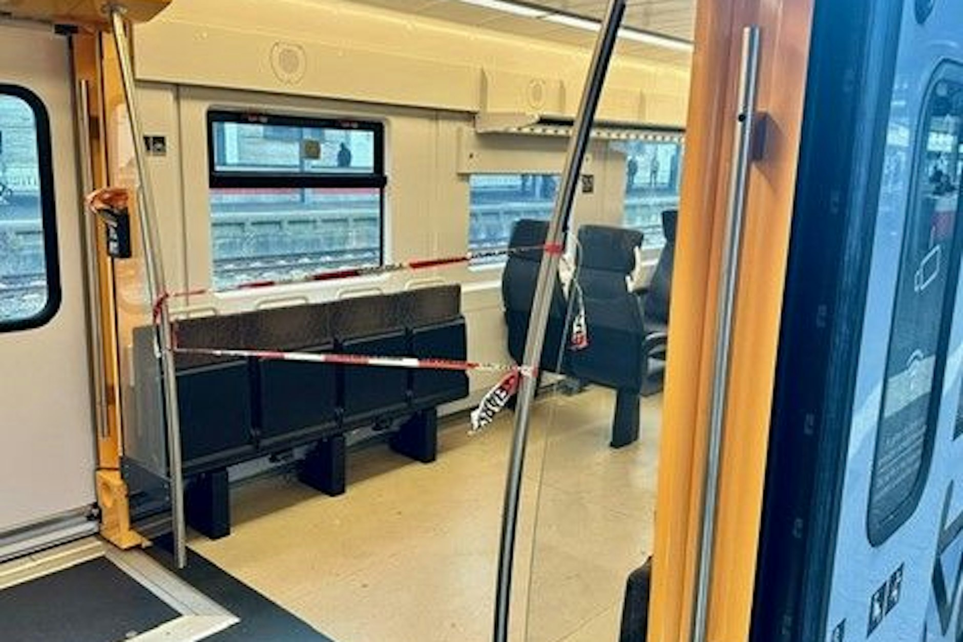 Tatort: Die Spurensicherung hat ein Abteil der Regionalbahn abgesperrt, die im Hauptbahnhof Saarbrücken steht.