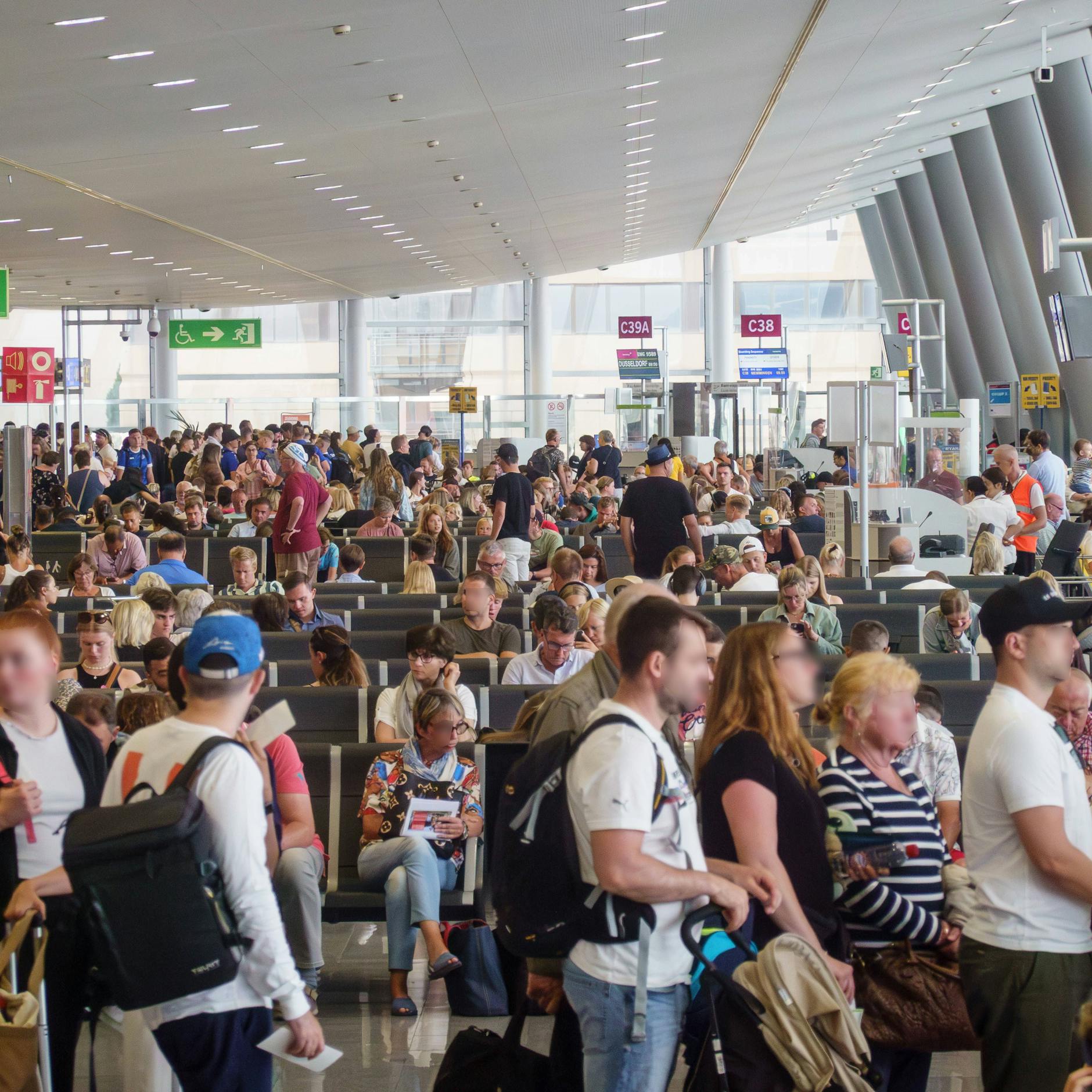 Image - Unwetter legt Flughafen auf Mallorca lahm: Flughafen Palma teils unter Wasser