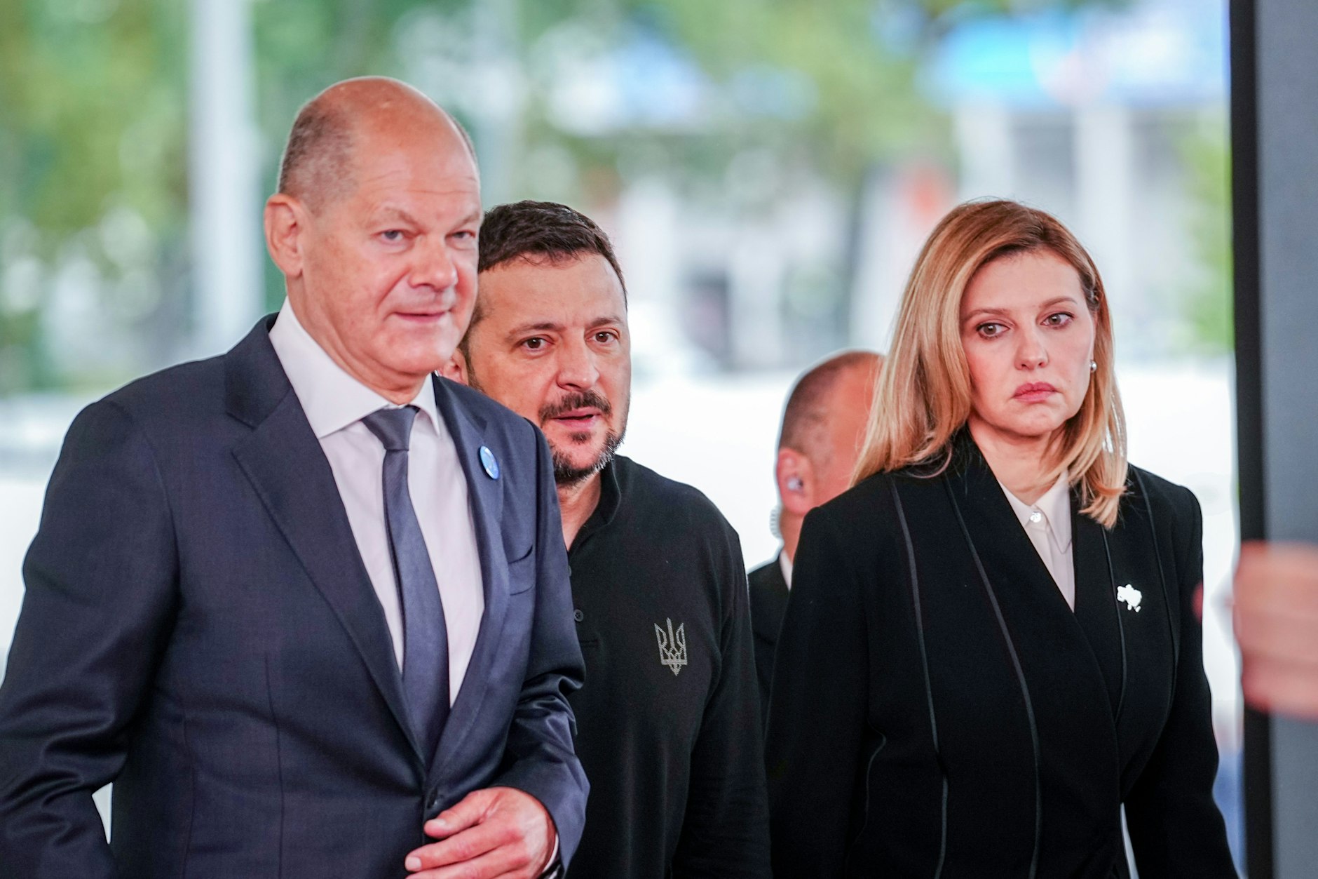 Bundeskanzler Olaf Scholz (SPD,l) empfängt Wolodymyr Selenskyj (M), Präsident der Ukraine, und Olena Selenska.