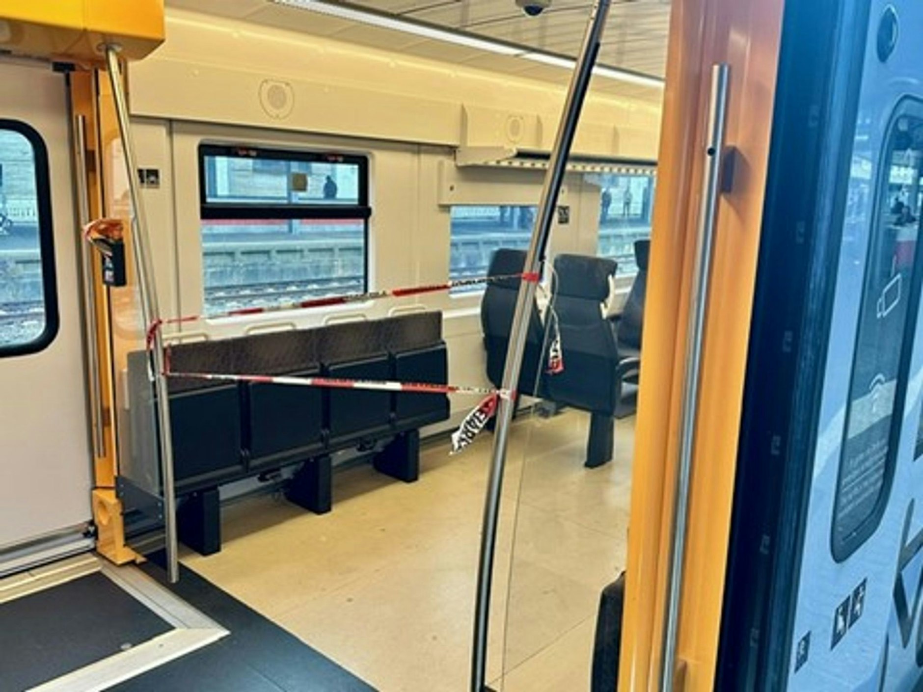 Die Spurensicherung hat ein Abteil einer Regionalbahn abgesperrt: Bei einer Messerattacke im Saarland ist ein 21 Jahre alter Mann verletzt worden.