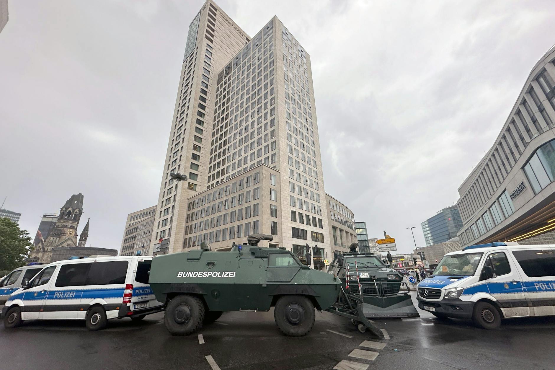 Gepanzerte Fahreuge der Bundespolizei sind vor dem Hotel Waldorf Astoria Berlin zu sehen.