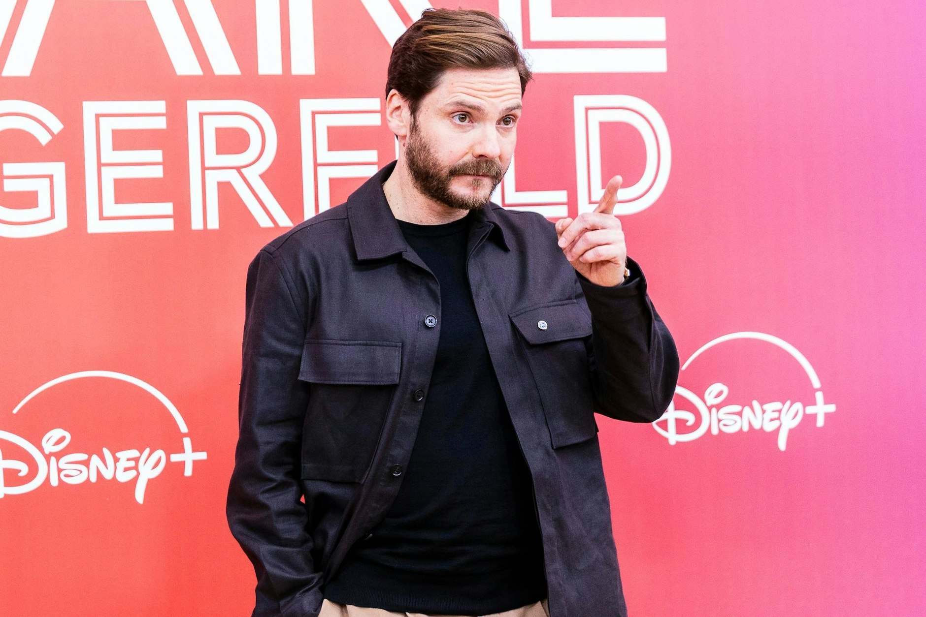 ARCHIV - Daniel Brühl spielt den Modeschöpfer und wollte Lagerfeld emotional aufbrechen.  