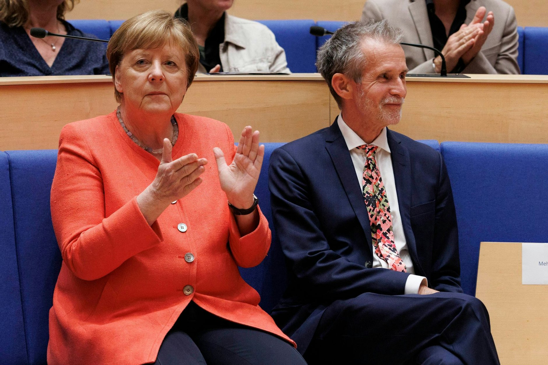 Ex-Kanzlerin Angela Merkel hielt bei der «Hommage» der Konrad-Adenauer-Stiftung die Laudatio für Schauspieler Ulrich Matthes (r).  