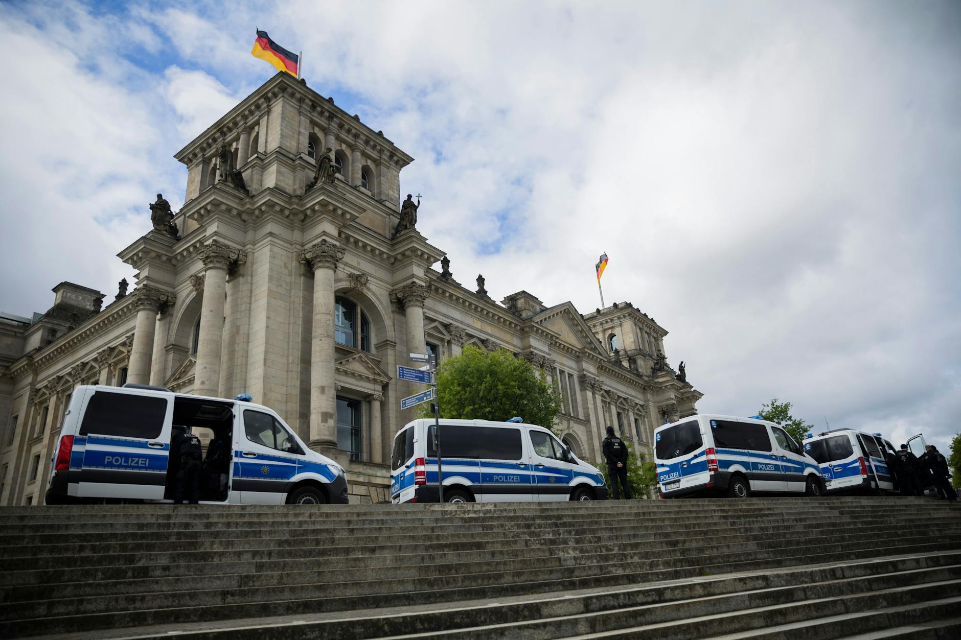 Polizeifahrzeuge stehen vor dem Reichstagsgebäude.