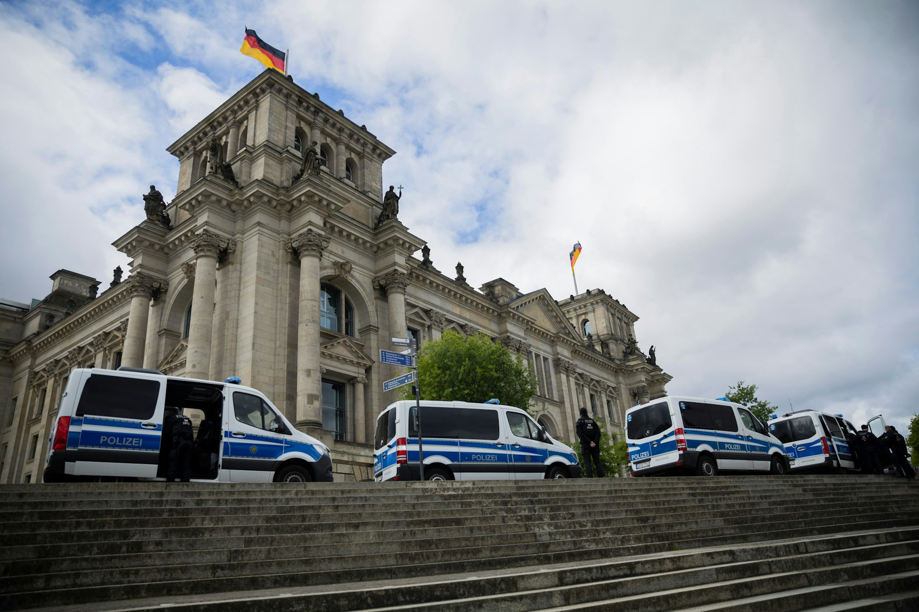 Polizeifahrzeuge stehen vor dem Reichstagsgebäude.