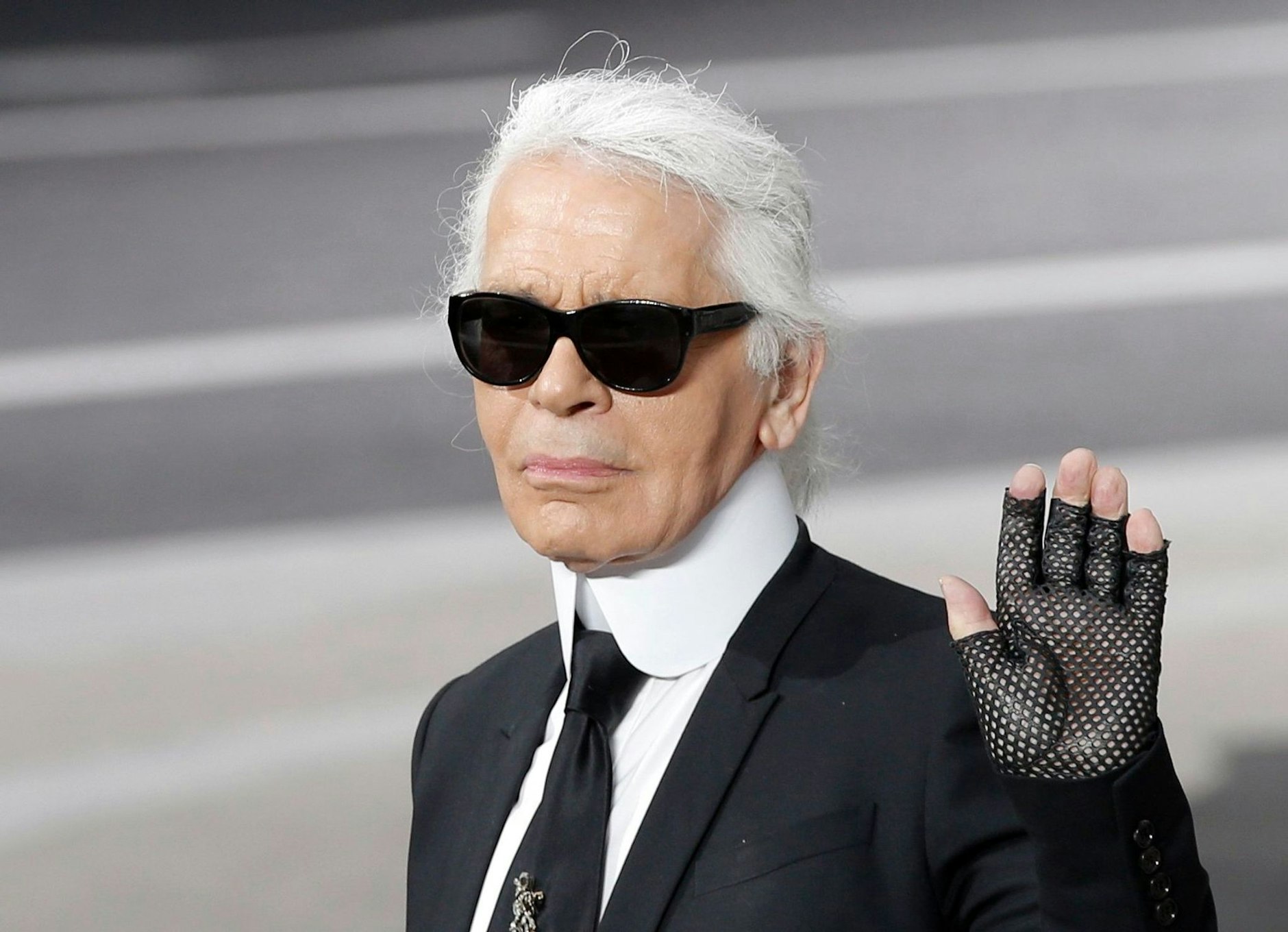 ARCHIV - Karl Lagerfeld bestimmte mehr als ein halbes Jahrhundert lang die Mode mit - jetzt gibt es eine Serie über ihn.  