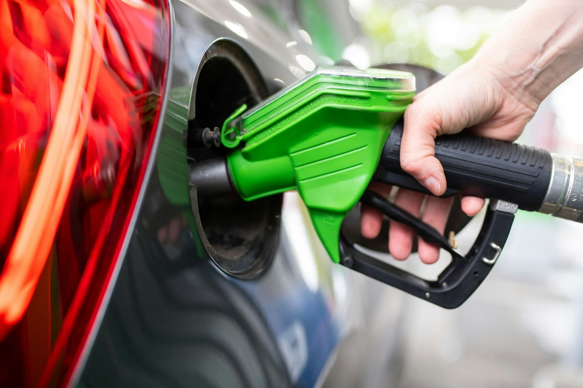 Die meisten Autofahrer sind über die aktuellen Benzinpreise gut informiert.
