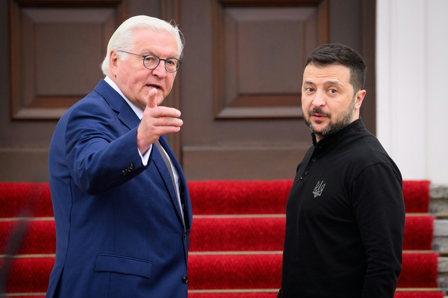 Bundespräsident Frank-Walter Steinmeier (l) begrüßt Wolodymyr Selenskyj im Schloss Bellevue.