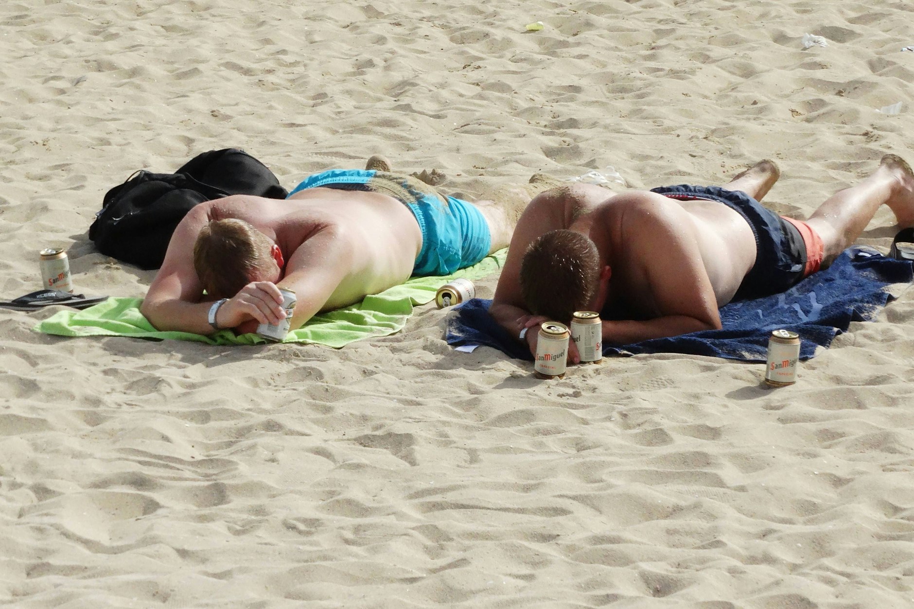 Dieses etwas ältere Foto zeigt zwei junge Urlauber an der Playa in El Arenal, die sich dort offenbar einige Bierchen reingezogen haben. Das ist inzwischen verboten. Doch solche Szenen sind weiterhin zu beobachten.