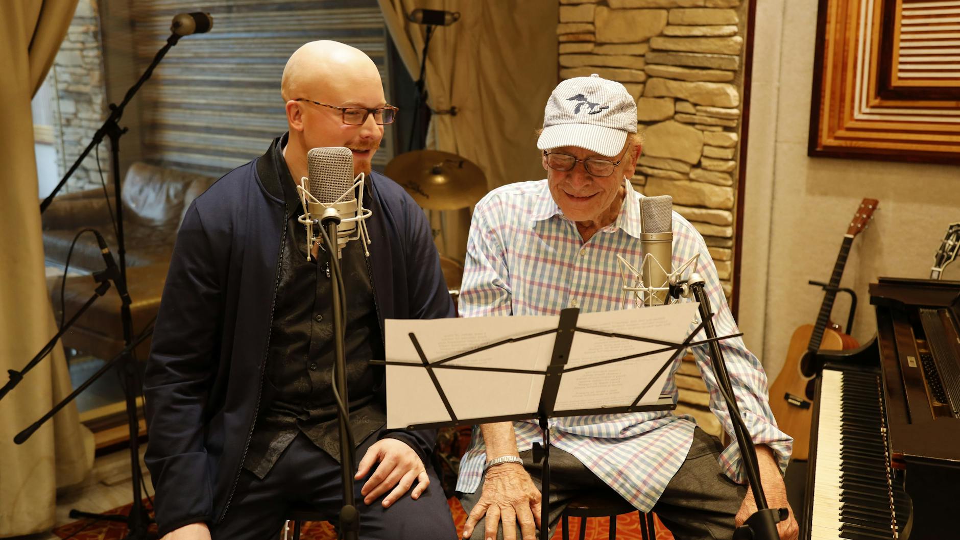 Art Garfunkel jr. mit seinem Vater im Studio in den USA: Dort entstanden auch einige Aufnahmen für die beiden Alben des Sohnes.