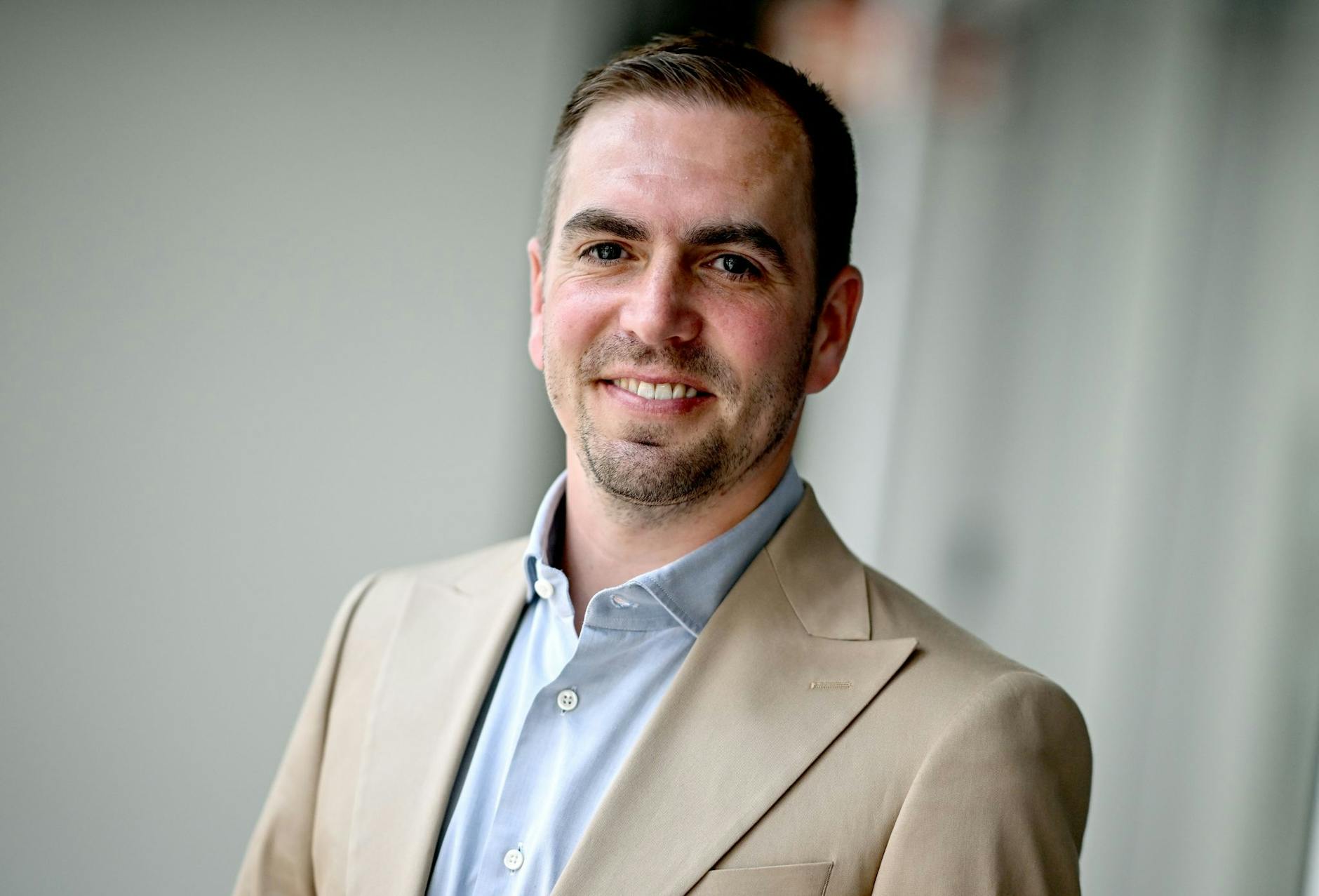 ARCHIV - «Ich werde diese Wege mit dem Zug bestreiten und so viele Spiele wie möglich sehen.», sagt Philipp Lahm, Turnierdirektor der bevorstehenden Fußball-EM in Deutschland.