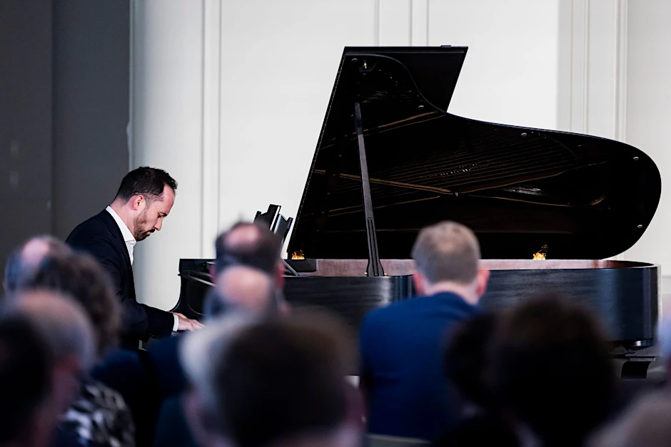 Im Rahmen der Preisverleihung in der Französischen Friedrichstadtkirche in Berlin spielte Preisträger Igor Levit am Flügel.  