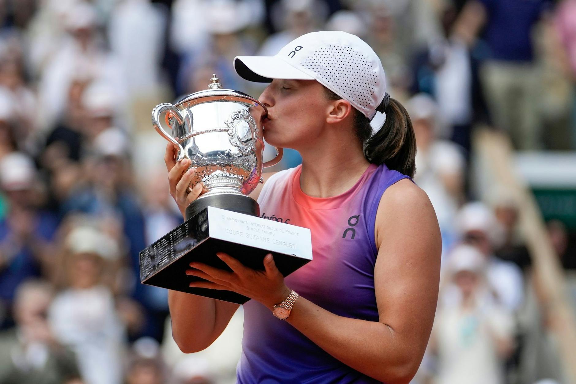 Die Polin Iga Swiatek küsst die Trophäe nach ihrem bei den French Open.