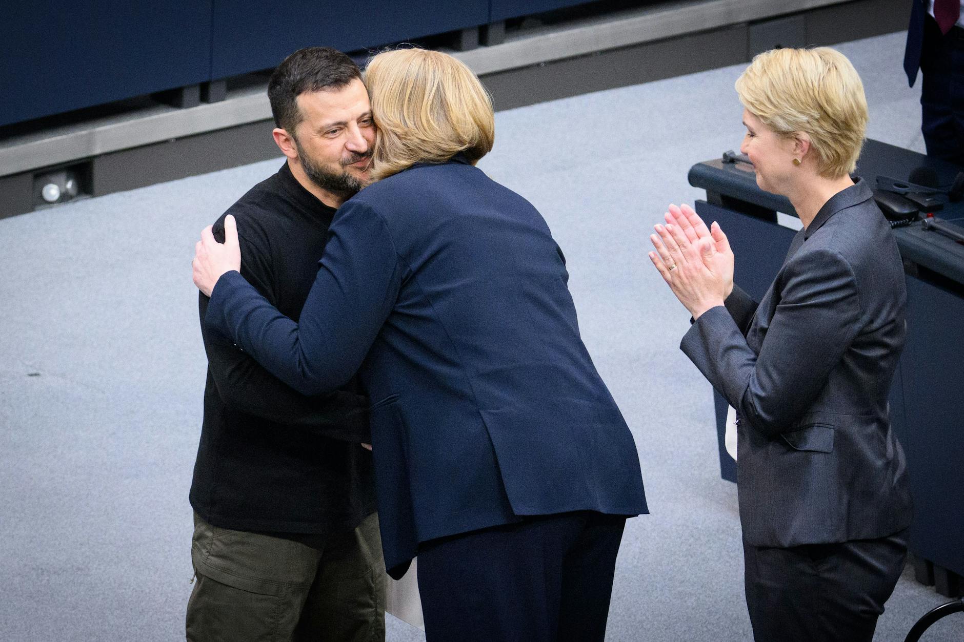 Wolodymyr Selenskyj, Präsident der Ukraine, wird nach seiner Rede im Deutschen Bundestag von Bundestagspräsidentin Bärbel Bas (M, SPD) umarmt und von Manuela Schwesig (SPD), Ministerpräsidentin von Mecklenburg-Vorpommern und amtierende Bundesratspräsidentin, beklatscht.