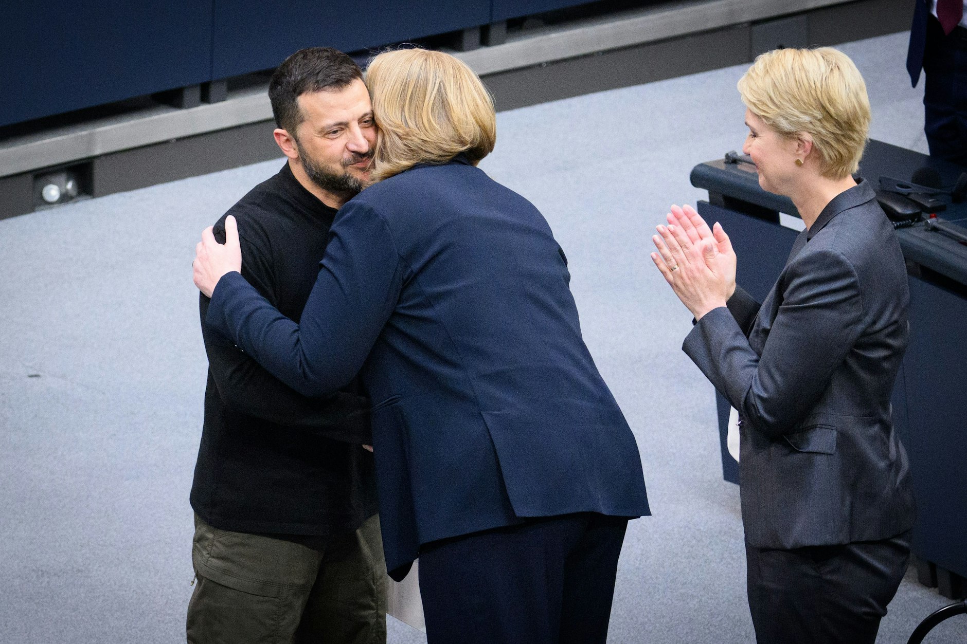 Wolodymyr Selenskyj, Präsident der Ukraine, wird nach seiner Rede im Deutschen Bundestag von Bundestagspräsidentin Bärbel Bas (M, SPD) umarmt und von Manuela Schwesig (SPD), Ministerpräsidentin von Mecklenburg-Vorpommern und amtierende Bundesratspräsidentin, beklatscht.