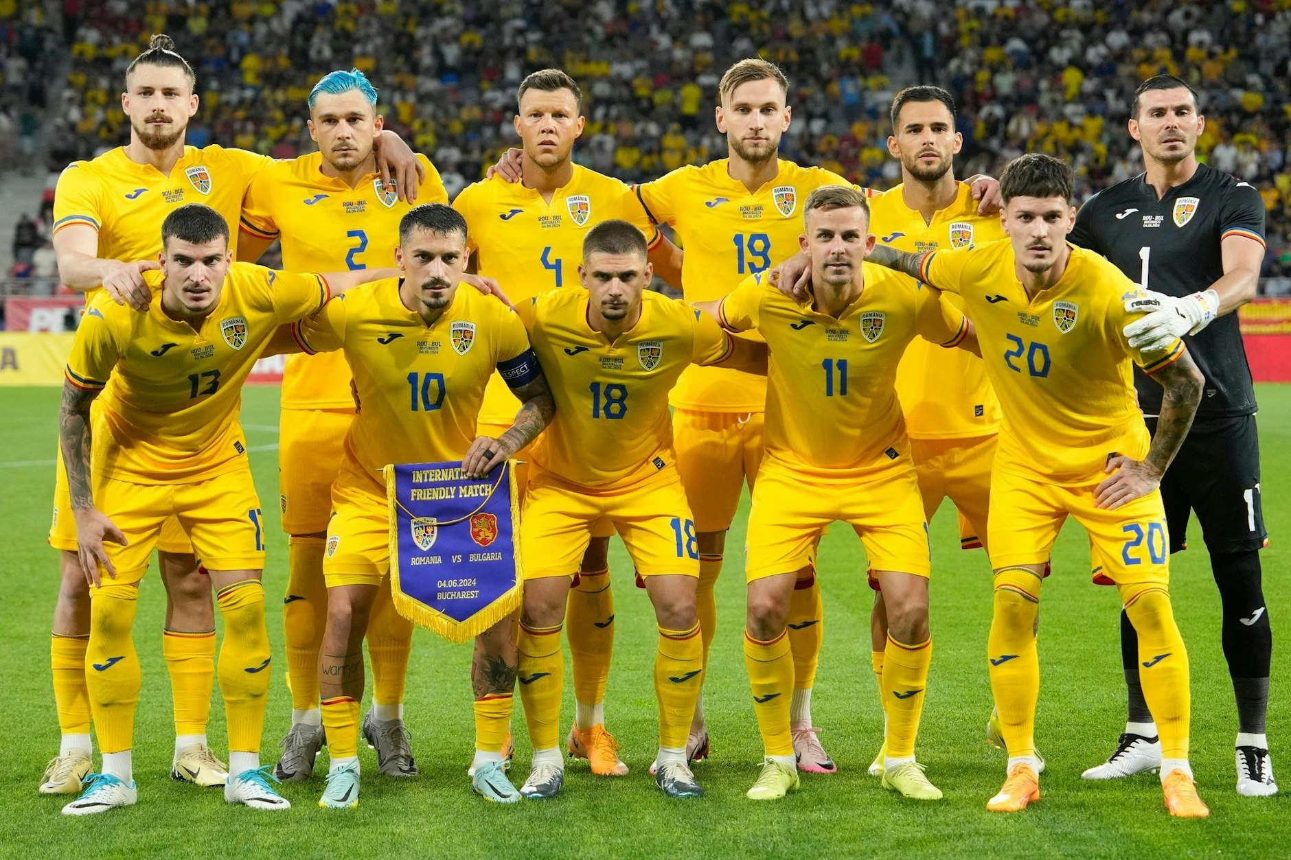 ARCHIV - Die rumänische Nationalmannschaft bereitet sich in Würzburg auf die EM vor.  