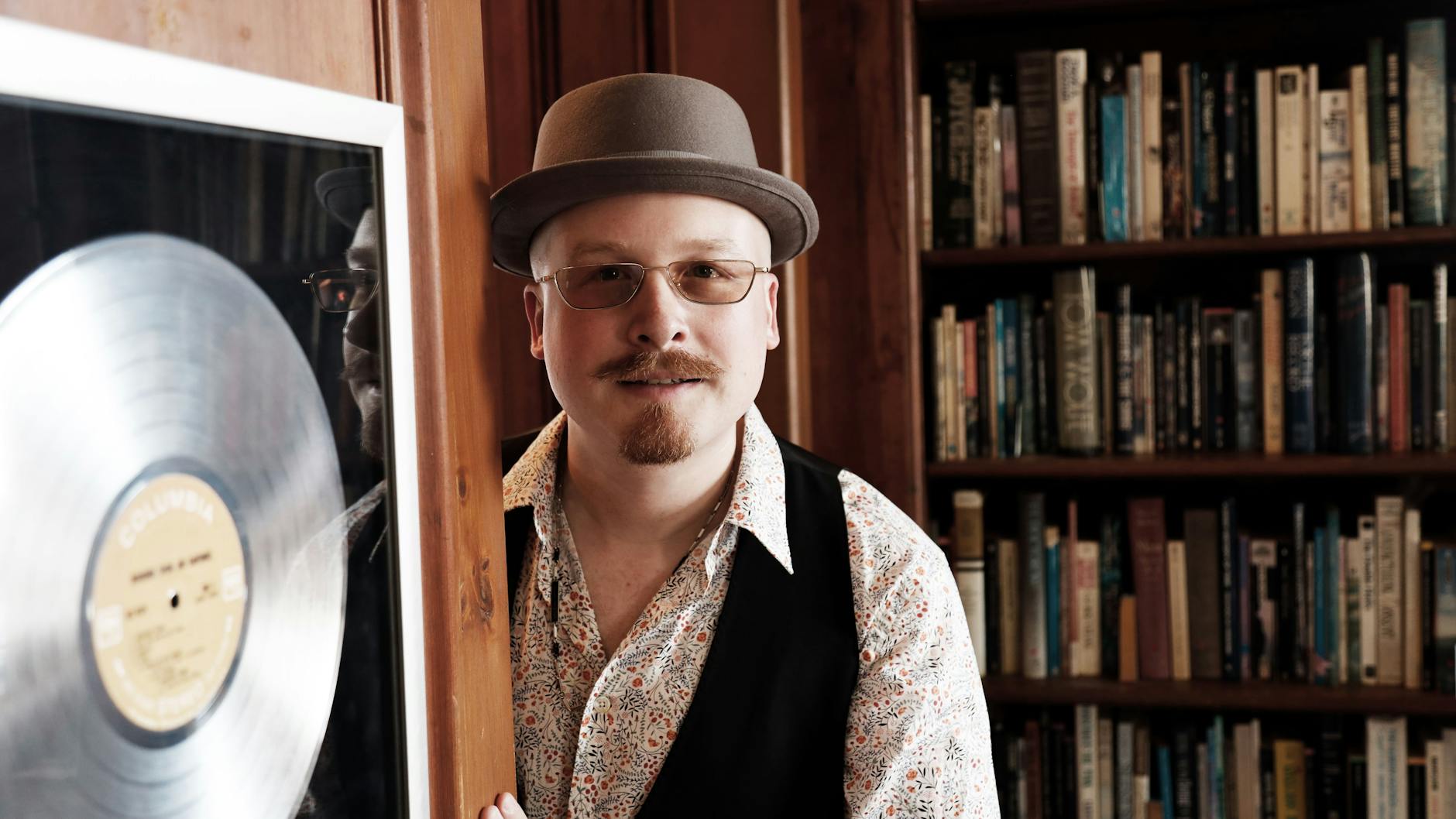 Art Garfunkel jr. mischt die deutsche Schlagerszene auf. Im Vordergrund ist eine Platin-Schallplatte seines berühmten Vaters zu sehen.