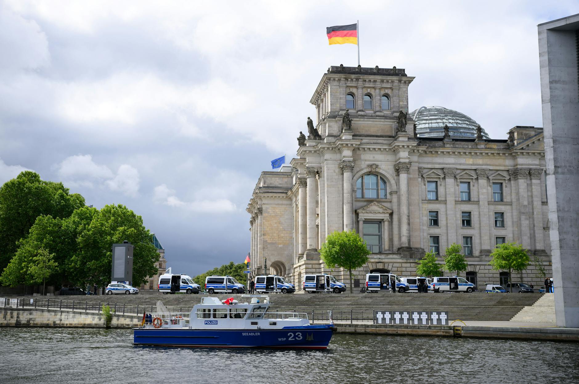 Ein Polizeiboot patrouilliert auf der Spree rund um das Reichstagsgebäude.