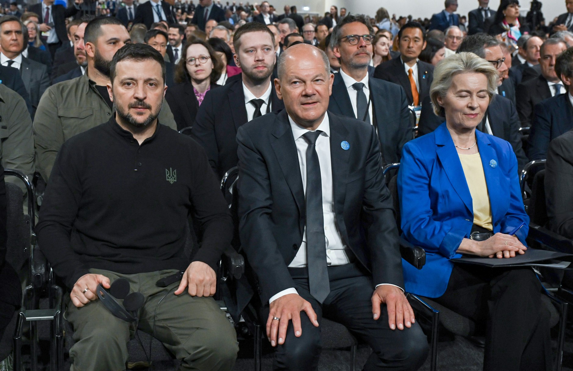 Bundeskanzler Olaf Scholz (SPD, M), Wolodymyr Selenskyj und Ursula von der Leyen