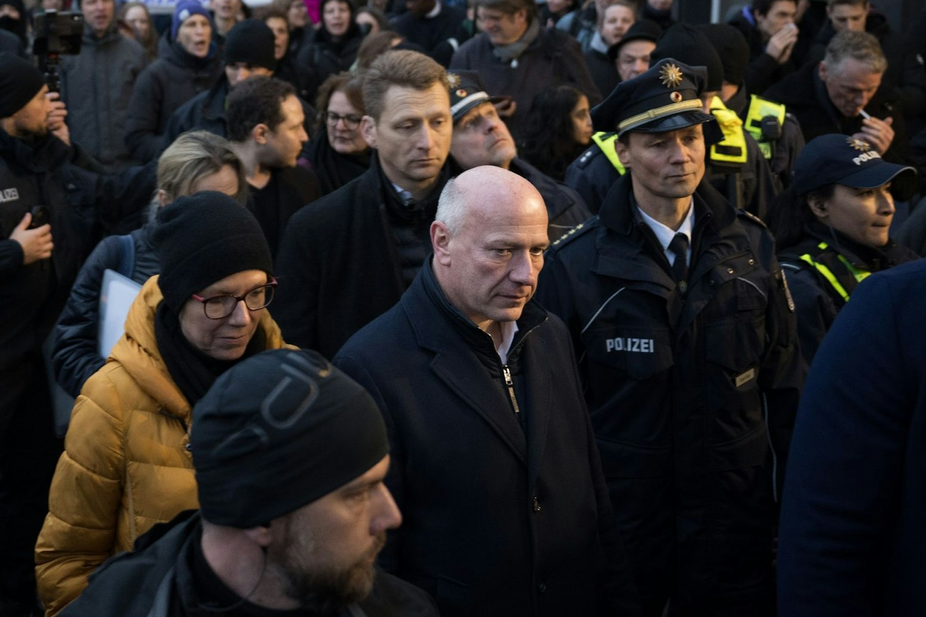 Berlins Regierender Bürgermeister Kai Wegner (CDU, m) besucht den Görlitzer Park – unter Protest und mit Polizeischutz.