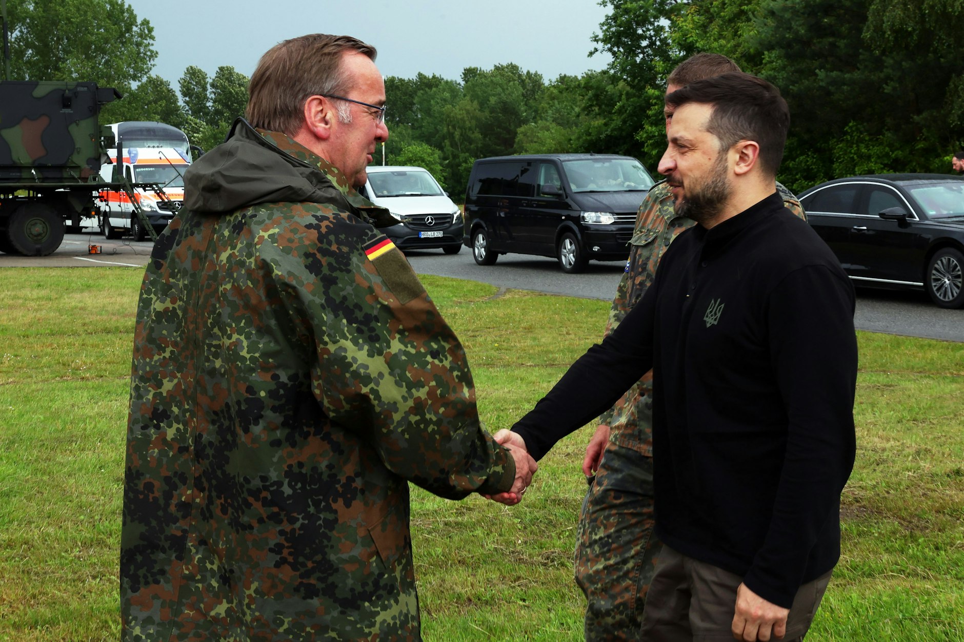 Boris Pistorius (SPD, l), Bundesverteidigungsminister, und Wolodymyr Selenskyj, Präsident der Ukraine, begrüßen sich bei ihrem Besuch auf einem Truppenübungsplatz.