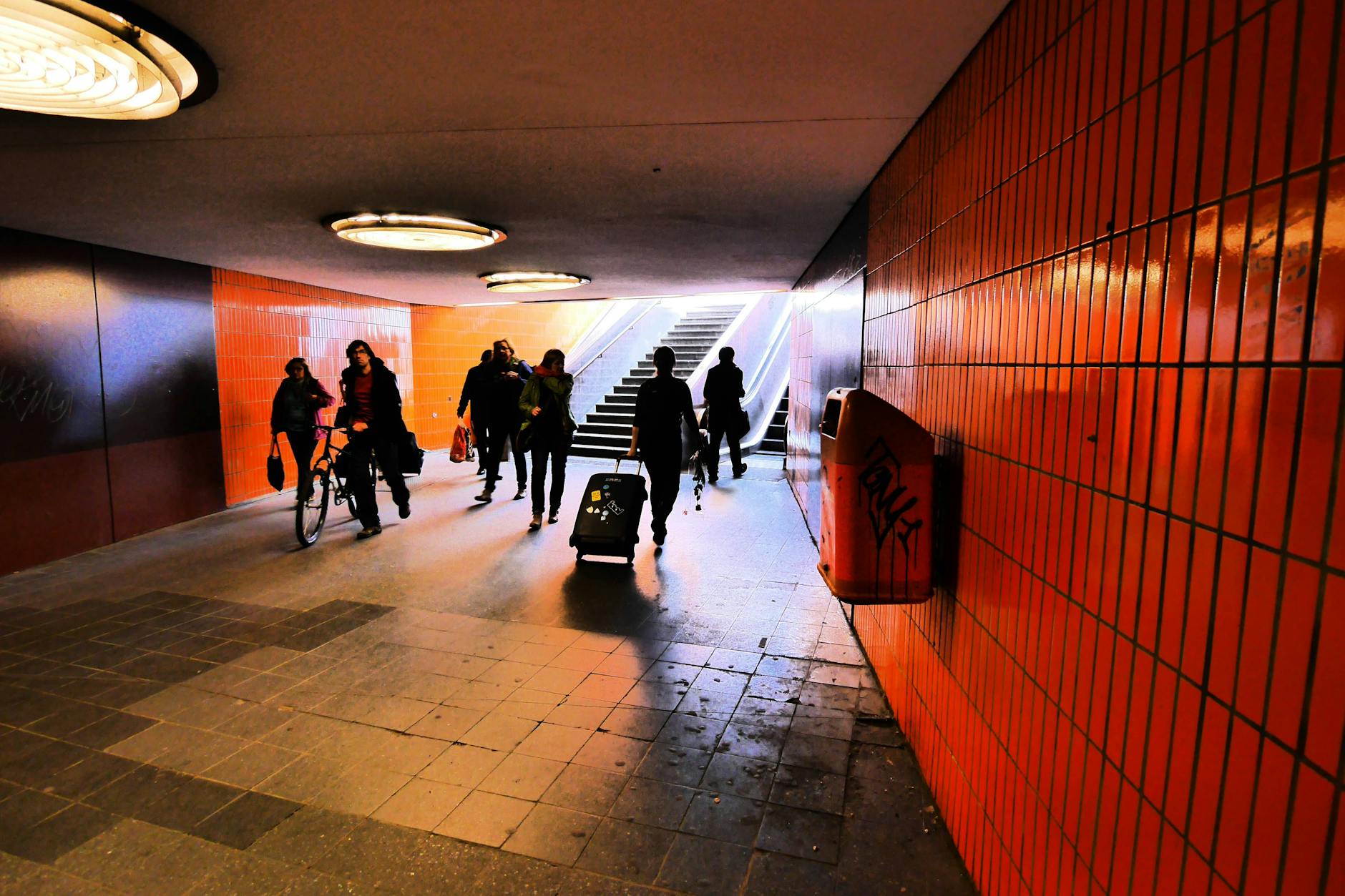 Bevor es zur Ukraine-Wiederaufbaukonferenz ging, mussten Besucher die berüchtigte Unterführung am Berliner Messegelände durchqueren.