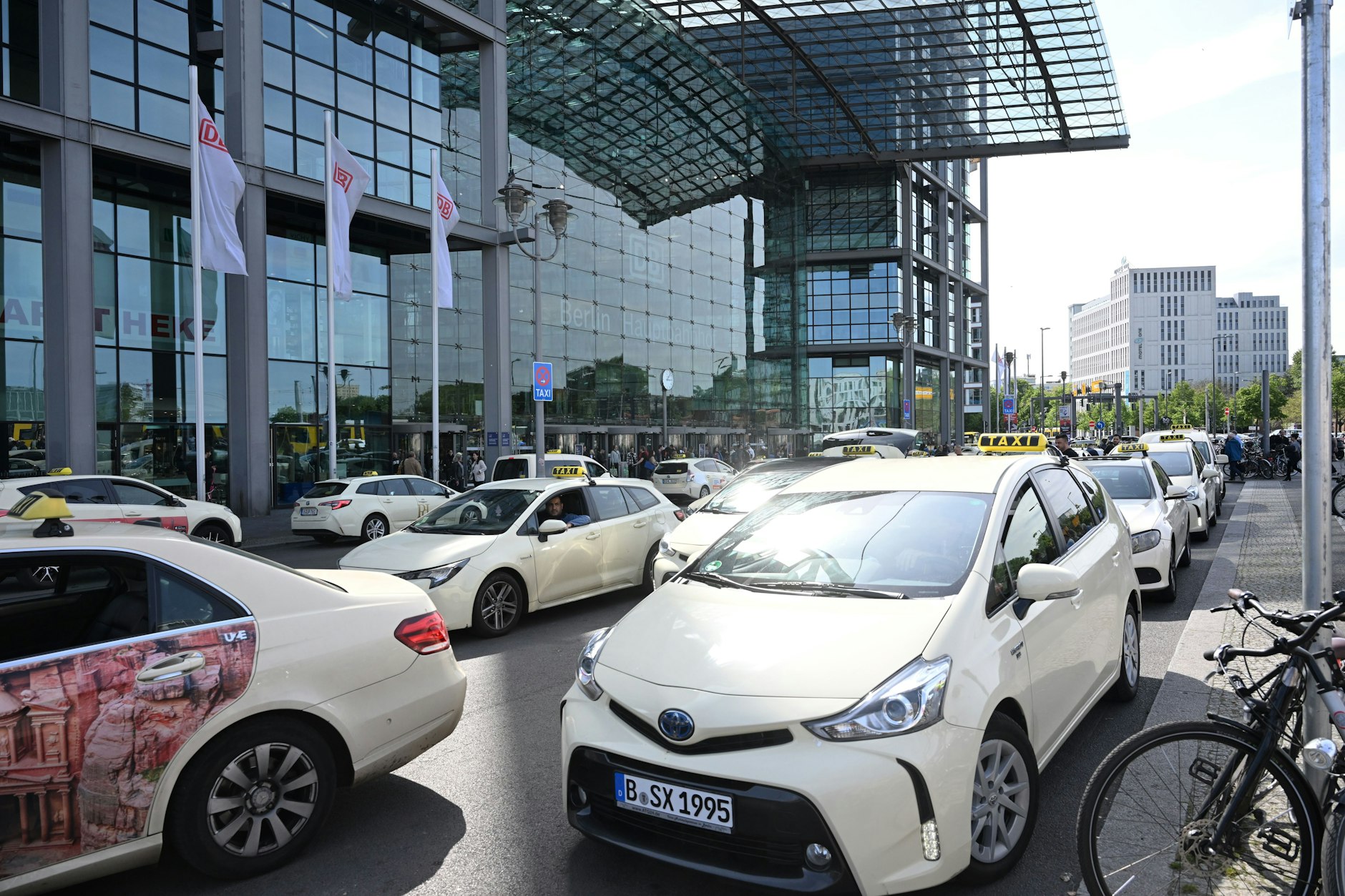 Auch Fahrer traditioneller Taxis nehmen inzwischen Fahrten an, die über die Uber-App gebucht wurden.&nbsp;