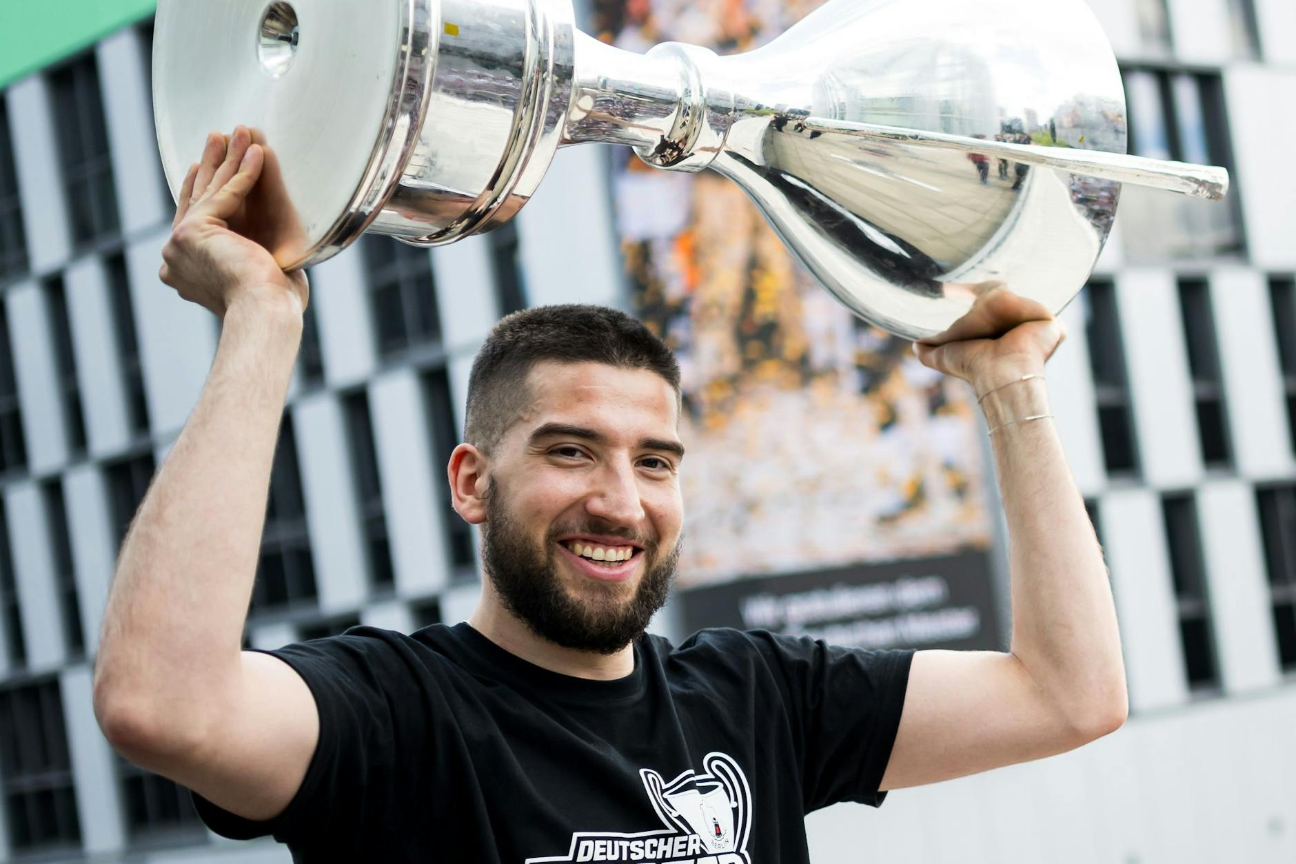 Stürmer Tobias Eder konnte gleich in seinem ersten Jahr bei den Eisbären Berlin den Meisterpokal stemmen, weitere sollen folgen.