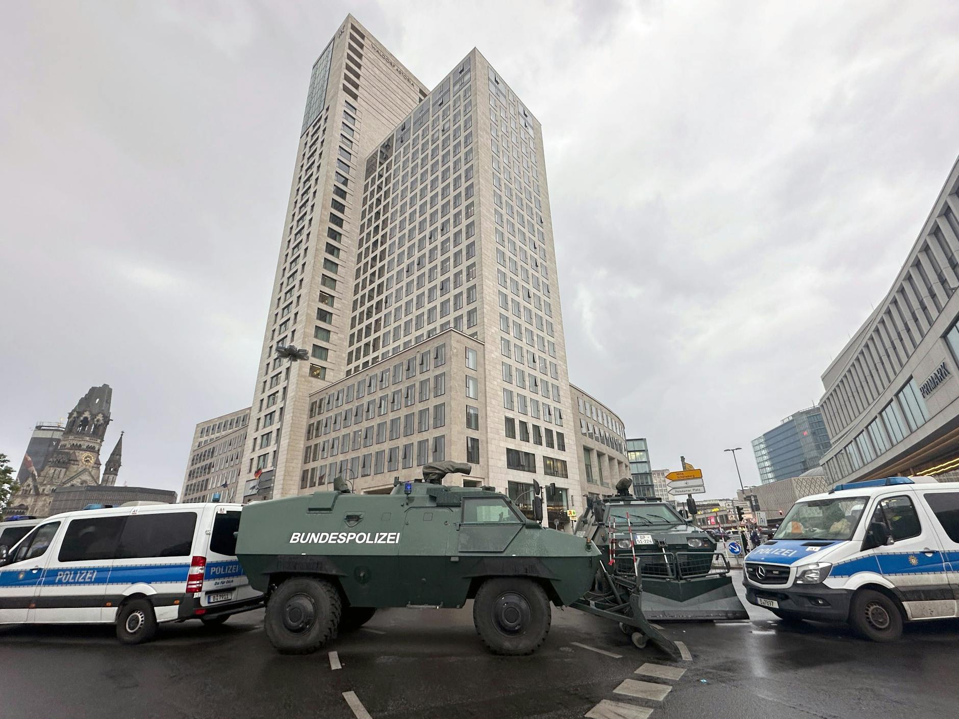 Gepanzerte Fahreuge der Bundespolizei sind vor dem Hotel Waldorf Astoria Berlin zu sehen.