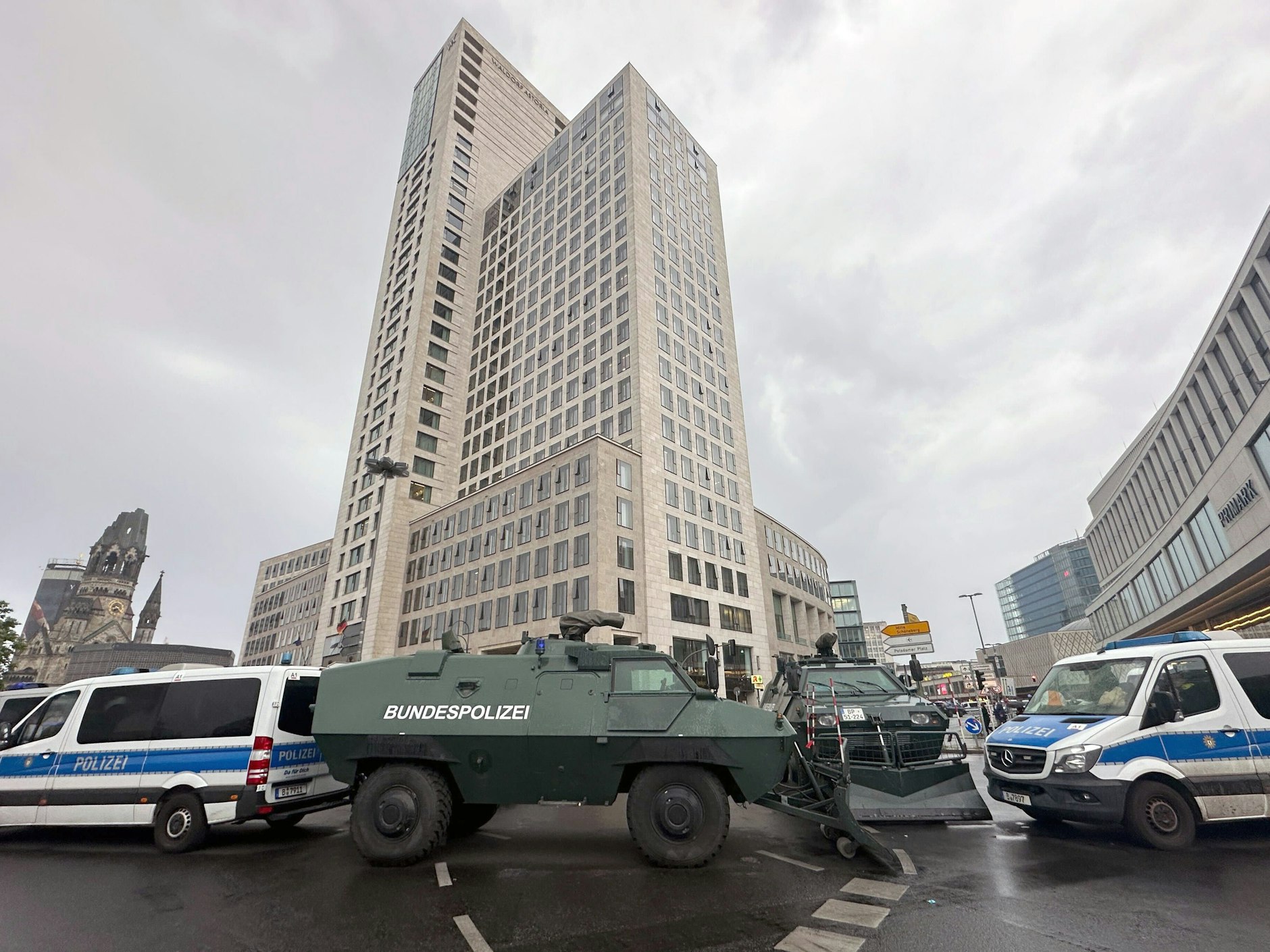 Gepanzerte Fahreuge der Bundespolizei sind vor dem Hotel Waldorf Astoria Berlin zu sehen. 
