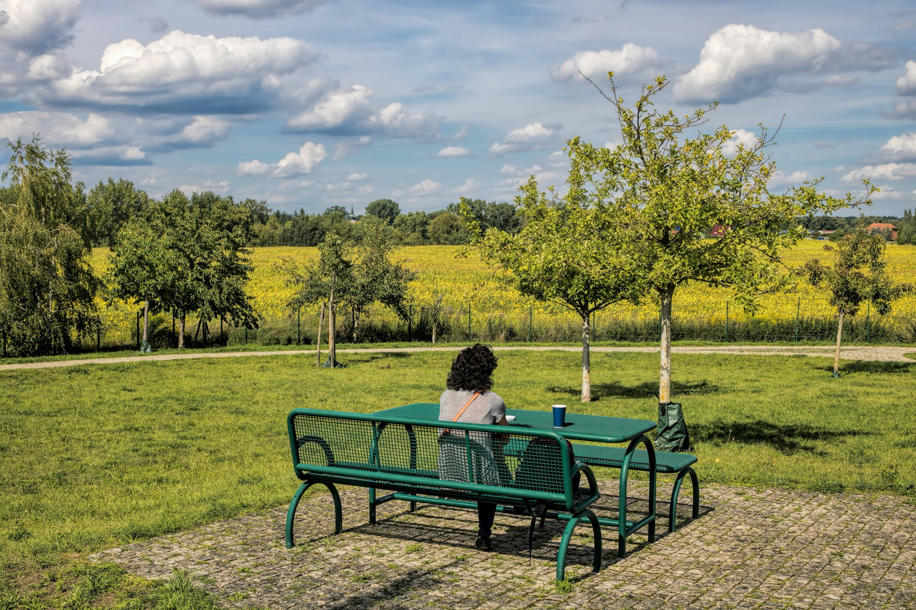 Pause an der Autobahnraststätte Buckowsee: Angesichts des gastronomischen Angebots nimmt man sich lieber etwas zu essen mit und speist draußen im Freien.