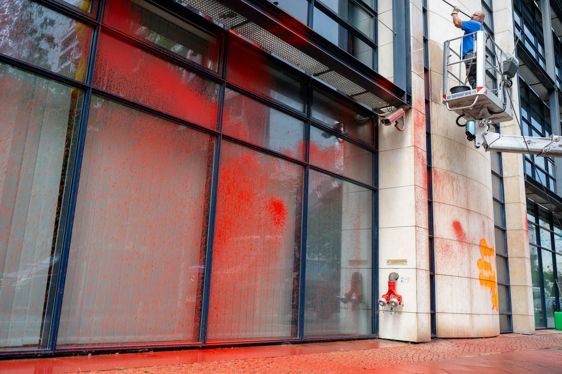 Regelmäßig wird das Willy-Brandt-Haus Opfer von Farbattacken.