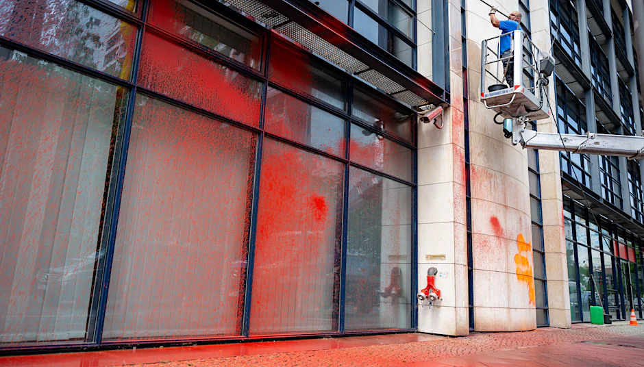 Regelmäßig wird das Willy-Brandt-Haus Opfer von Farbattacken.