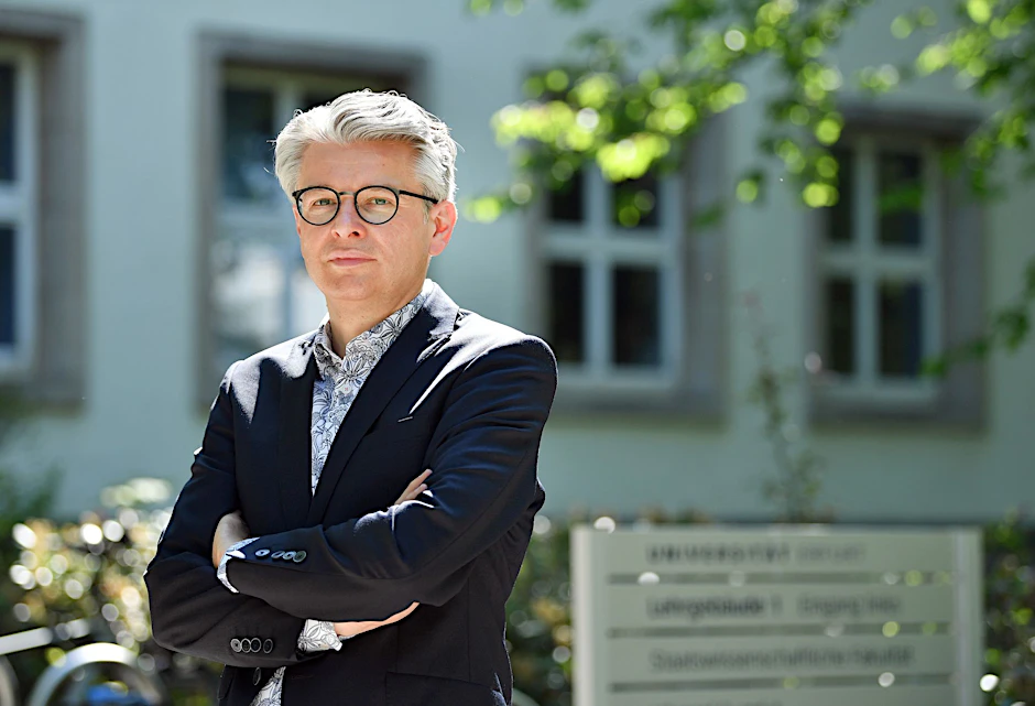 ARCHIV - Politikwissenschaftler André Brodocz steht auf dem Gelände der Universität Erfurt.  a