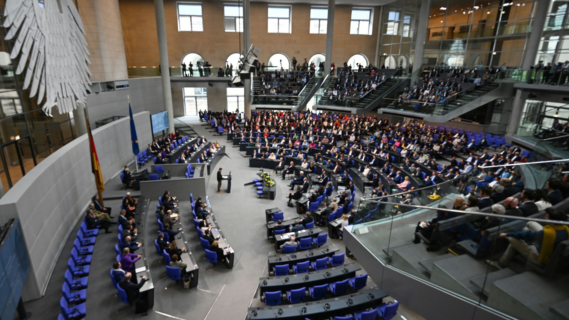 Wolodymyr Selenskyj, Präsident der Ukraine, hält eine Rede im Bundestag. Die Sitze von AfD (vorn) und BSW (hinten rechts) sind überwiegend leer.