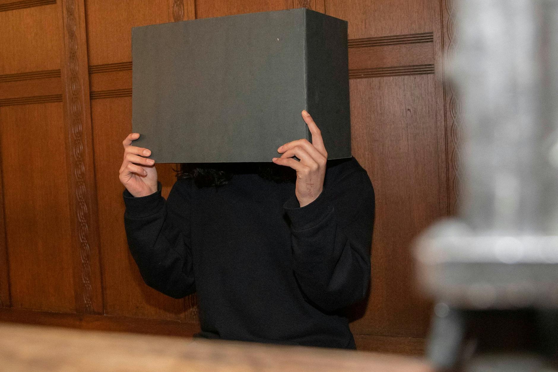 Ömer K. (27) bei einem Prozess im Januar 2023. Diesmal geht es um Amtsanmaßung, Missbrauch von Titeln, Berufsbezeichnungen und Abzeichen, Verstoß gegen Weisungen während der Führungsaufsicht, Besitz kinderpornografischer Schriften und Verstoß gegen das Waffengesetz.