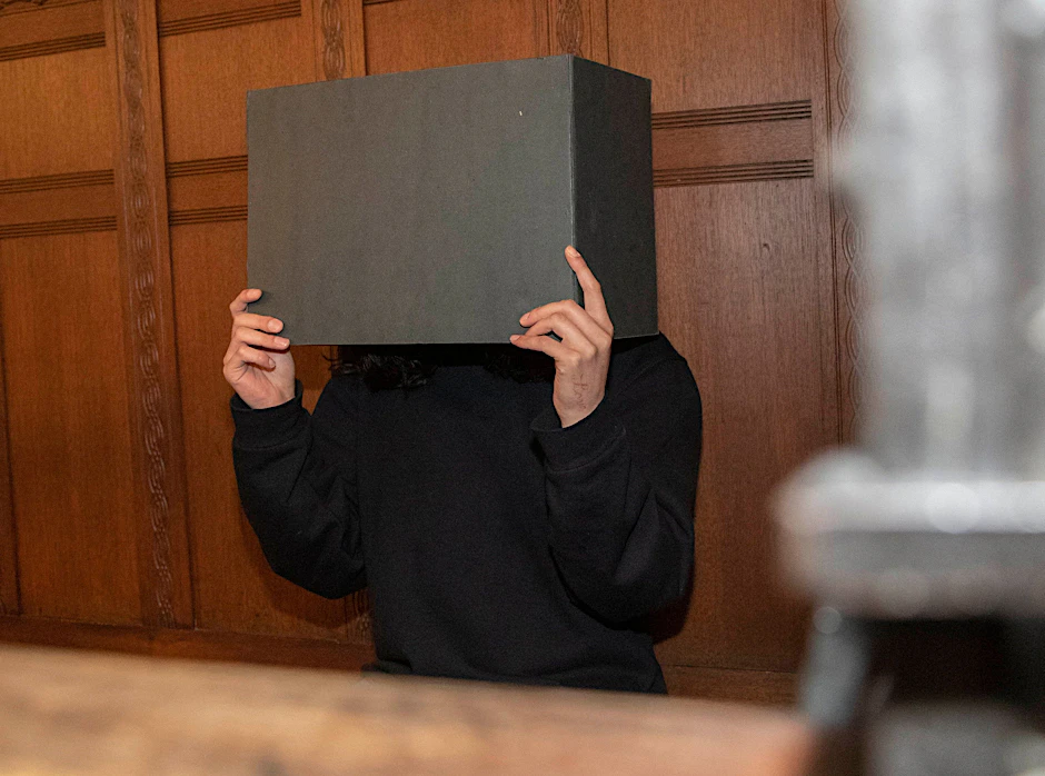 Ömer K. (27) bei einem Prozess im Januar 2023. Diesmal geht es um Amtsanmaßung, Missbrauch von Titeln, Berufsbezeichnungen und Abzeichen, Verstoß gegen Weisungen während der Führungsaufsicht, Besitz kinderpornografischer Schriften und Verstoß gegen das Waffengesetz.