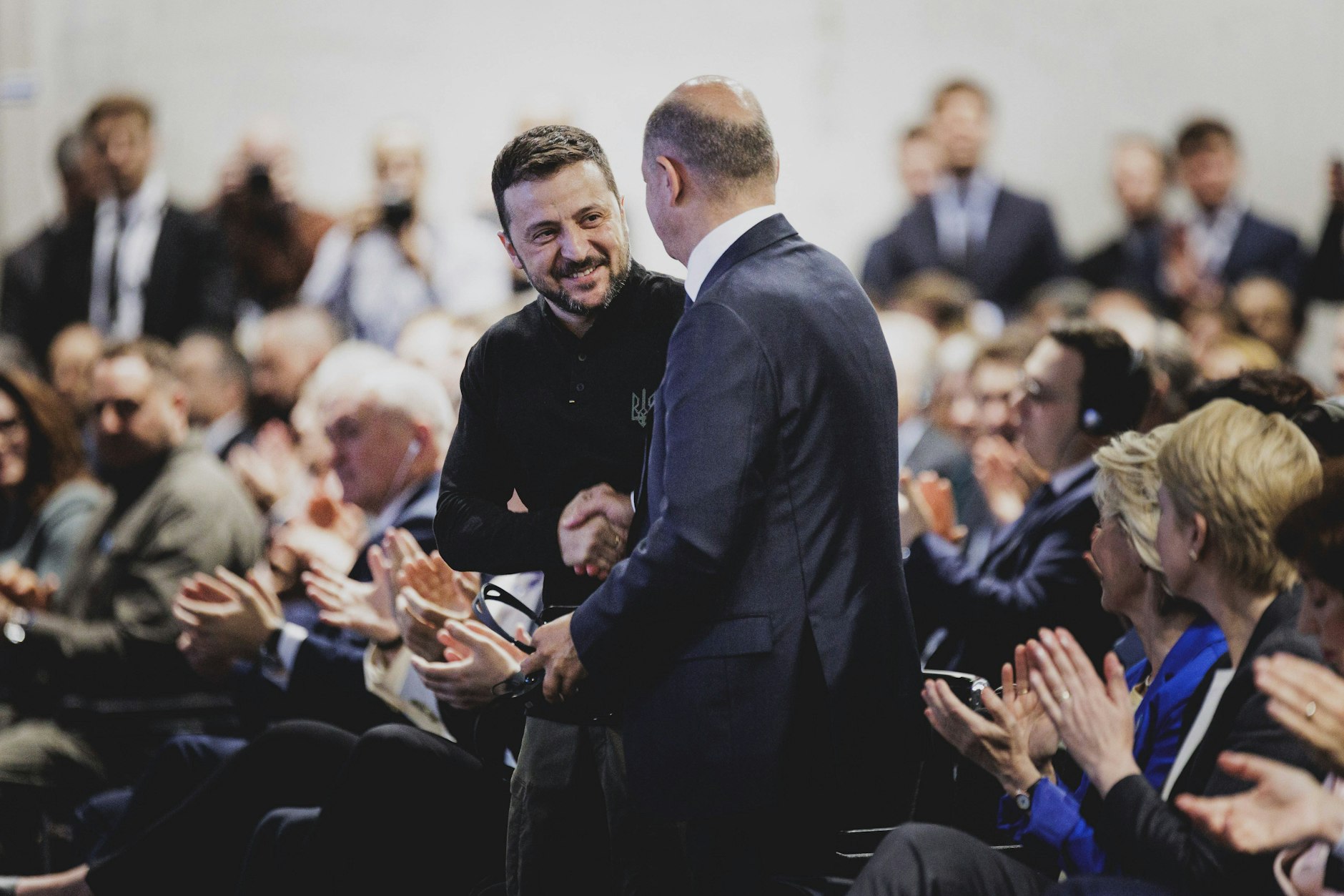 Präsident Wolodymyr Selenskyj kurz nach seiner Rede auf der Recovery Conference im Berliner Messegelände.