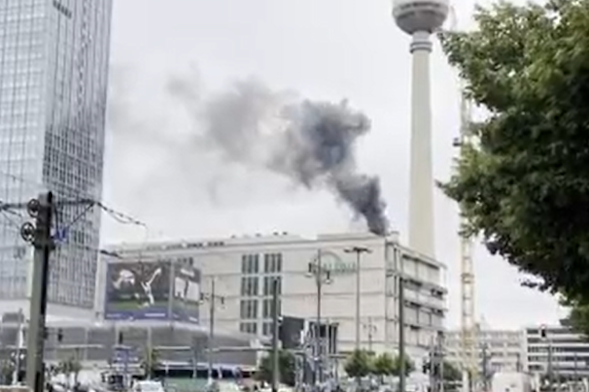 Rauchschwaden am Alex: Auf dem Dach von Galeria Kaufhof brennt es.