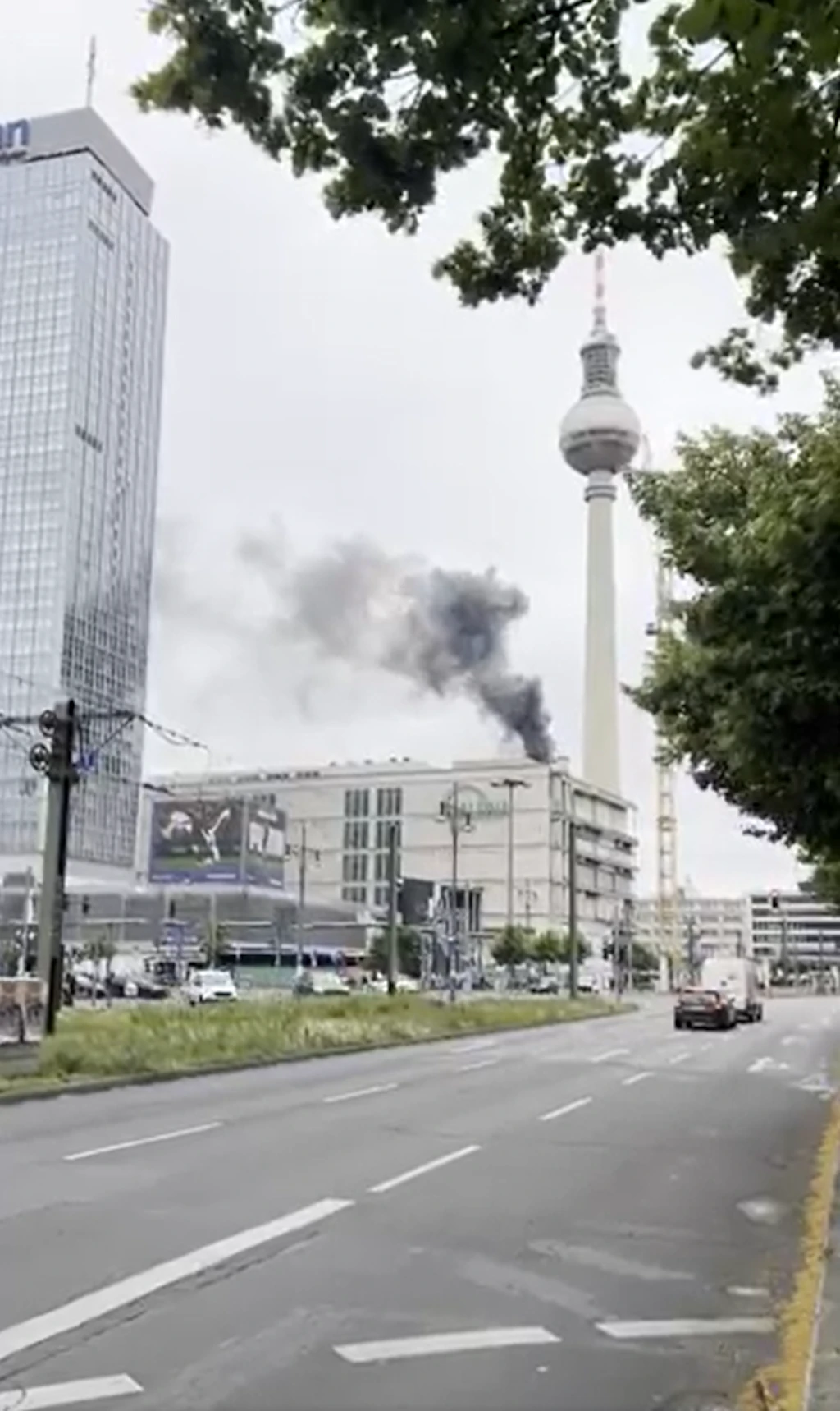 Feueralarm am Alexanderplatz: Flammen auf dem Dach von Galeria Kaufhof!