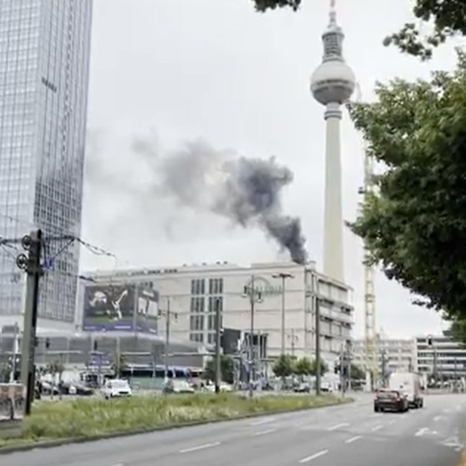 Feueralarm am Alexanderplatz: Flammen auf dem Dach von Galeria Kaufhof!