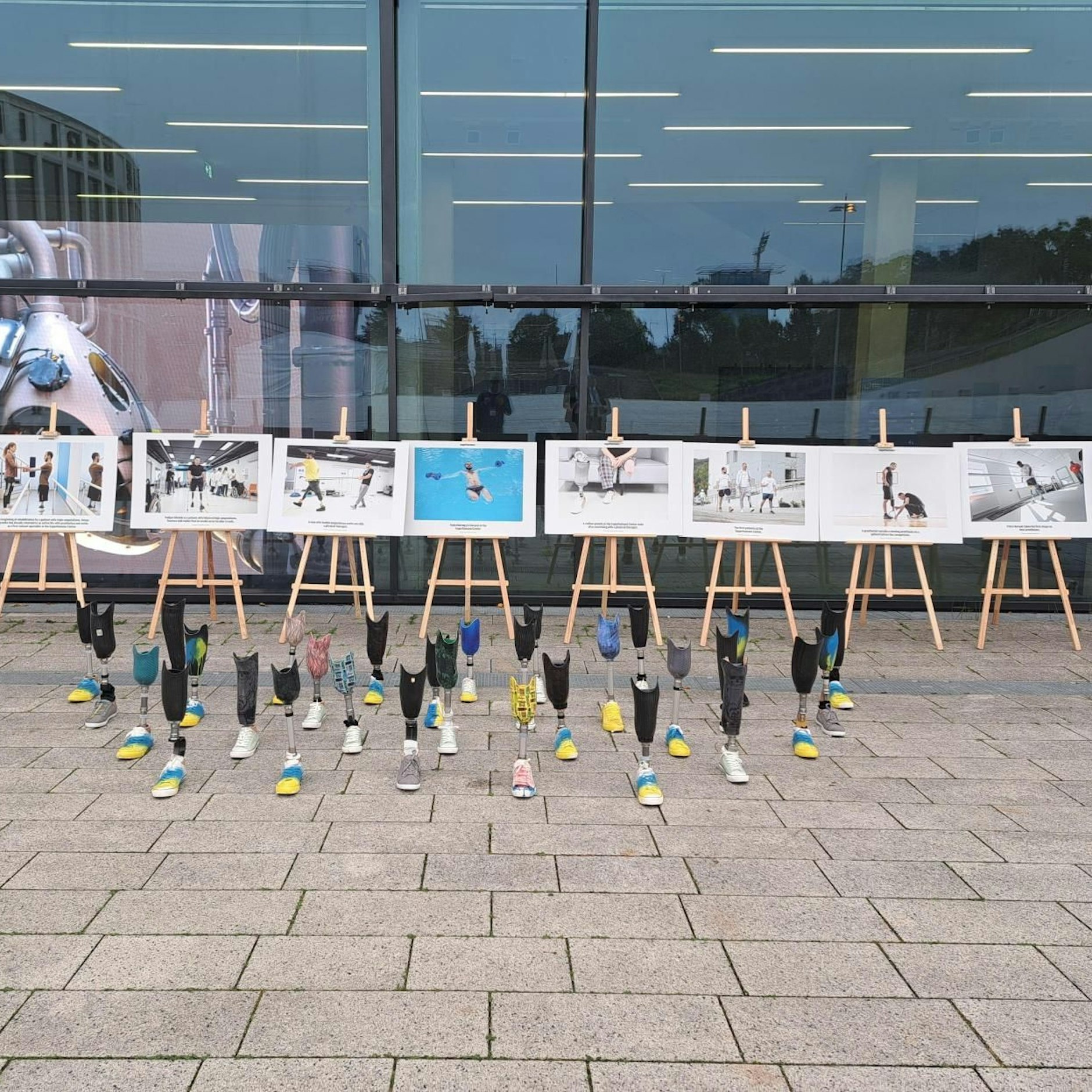 Mehrere Dutzend Fußprothesen sind am Rande der Ukraine-Konferenz ausgestellt.&nbsp;